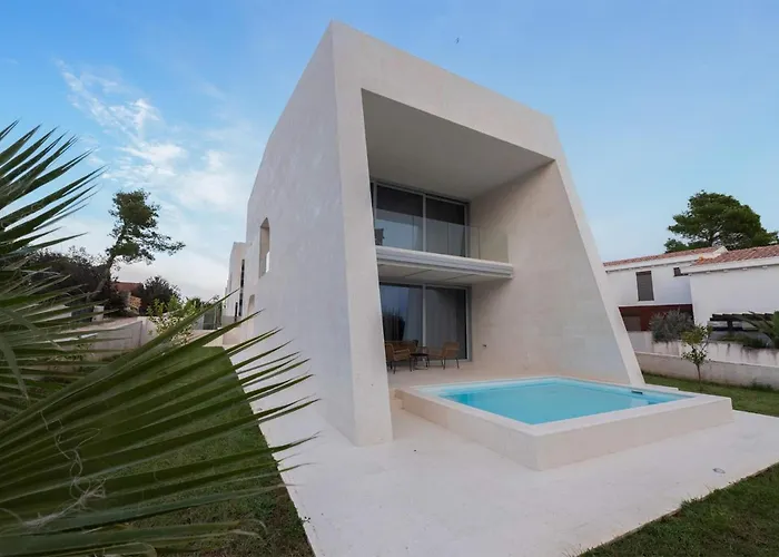 4 Bedroom Beautiful Home In Petrcane